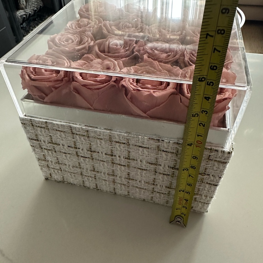 FOREVER ROSES - Pink Roses in Clear Acrylic Box - Picture 2 of 4